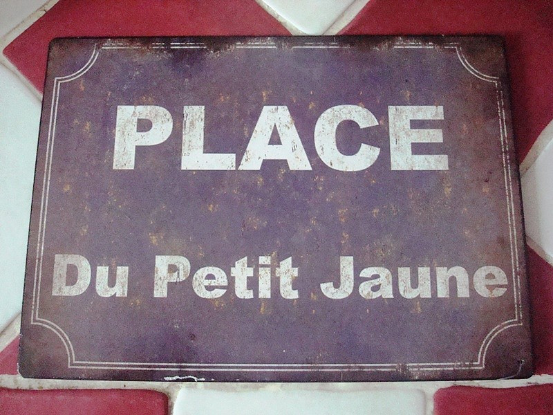Plaque émaillée façon plaque de rue bleue "Place du petit jaune", aspect rétro