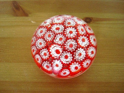 Sulfure Milleflori ou presse papier rouge et blanc petit modèle