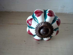Bouton de porcelaine festonné coeur rouge