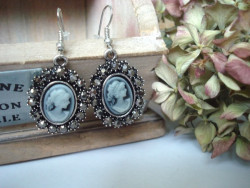 Boucles d'oreilles vintage camée gris et brillants gris