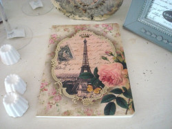 Grand carnet de notes rose et Tour Eiffel