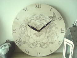 Horloge ronde arabesques rétro et papillon