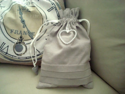 Sac à linge taupe coeur perlé