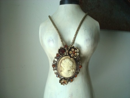 Collier sautoir pendentif beige, bijoux vintage