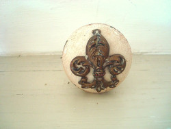 Bouton de porte fleur de lys en relief