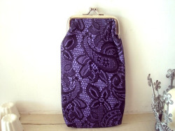 Etui à lunettes  dentelle noire et violette