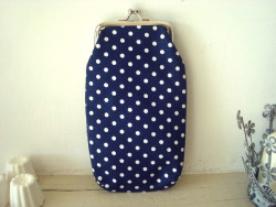 Etui à lunettes marine à pois blancs