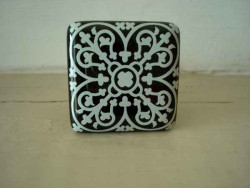 Bouton de porte en porcelaine noir aux arabesques blanches