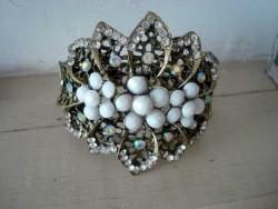 Large bracelet esprit rétro aux 3 fleurs