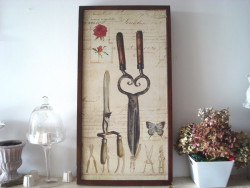 Tableau déco en bois aux cisailles et sécateur campagnard