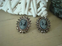 Boucles d'oreilles à puces façon camée gris