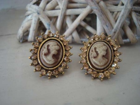 Boucles d'oreilles puce façon camée beige
