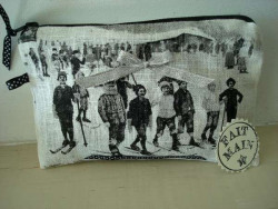 Pochette de sac aux skieurs, accessoire de mode cosy