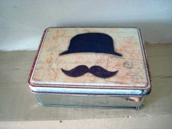 Boîte en métal rétro ornée d'une moustache