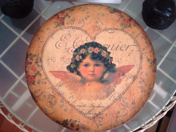 Boîte ronde au coeur et angelot brun style Gustavien