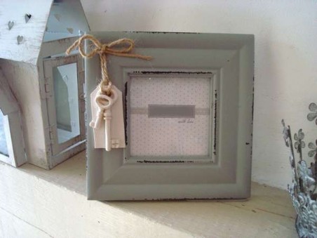 Cadre photo carré gris avec breloque clé, déco rétro
