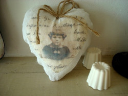 Marque porte à la fillette rétro dans un coeur, déco cosy