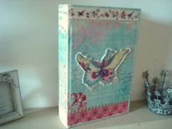Boîte en forme de livre au décor papillon, déco cosy