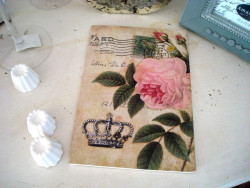 Grand carnet de notes fantaisie orné d'une rose et d'une couronne