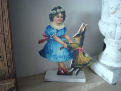 Décoration fillette en robe bleue et lapin, ambiance cosy
