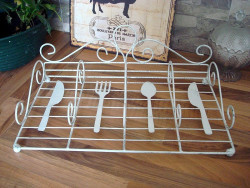Range couverts en métal blanc style ancien