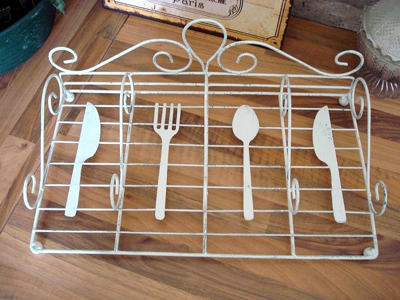 Range couverts en métal blanc style ancien
