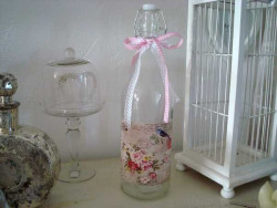 Bouteille en verre au bouchon mécanique et étiquette fleurie style champêtre
