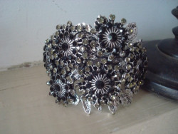 Bracelet manchette vintage fleurs en strass noirs