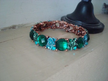 Bracelet fantaisie vintage aux médaillons verts émeraude