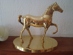 Cheval en laiton marquant le pas, style campagnard