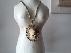 Collier sautoir avec chaîne et médaillon camée