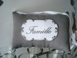Coussin plaque de porte à message brodé  "Famille" style cosy