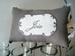 Coussin plaque de porte à message brodé  "Joie" ambiance de chrme