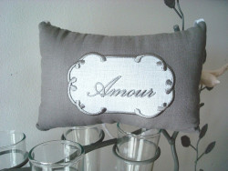 Coussin plaque de porte à message brodé  "Amour", chic et charme