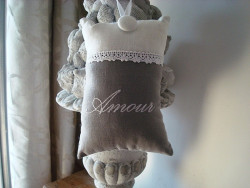 Coussin avec bouton à message brodé  "Amour" ambiance de charme