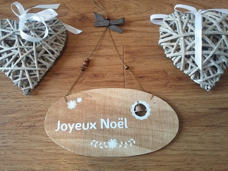 Petite pancarte ovale en bois naturel "Joyeux Noël"