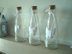 Bouteille champêtre en verre au papillon "Romance"