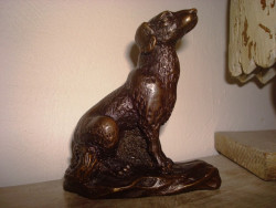 Chien assis en bronze ambiance campagne