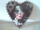 Suspension coeur décoré d'un visage style vintage