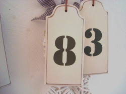 Suspension "Numéro 8" en bois beige aspect ancien
