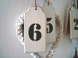 Suspension "Numéro 6" en bois beige style ancien