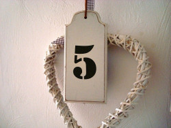 Suspension rétro en bois beige "Numéro 5"