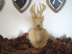 Tête de cerf beige clair, style chalet montagnard