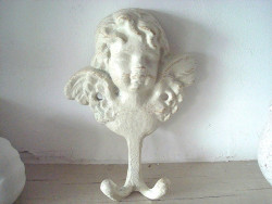 Patère murale originale au buste d'ange en métal