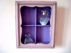 Vitrine de couleur rose et violette en bois, ambiance de charme