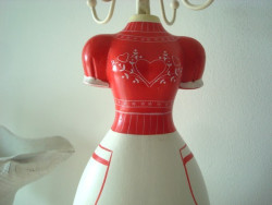 Porte bijoux en forme de mannequin au bonnet rouge