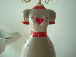 Porte bijoux en forme de mannequin au bonnet gris