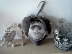 Coussin coeur au médaillon en velours gris