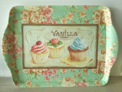 Petit plateau de cuisine au décor fleurs et cupcake