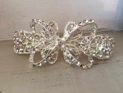 Barrette à cheveux coloris argenté petit noeud strass
